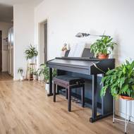 V prostorném obývacím pokoji najdeme také klavír.