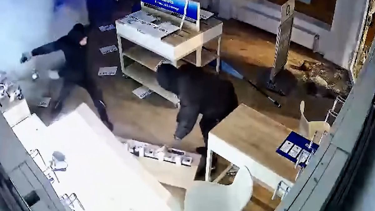 Zloději v Německu se vloupali do obchodu. Záznamu z kamery se smál i majitel