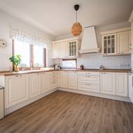 „Dřevostavbu bych doporučila všem na tisíc procent. Kdybychom stavěli znovu, šli bychom opět do dřevostavby,“ říká spokojená majitelka.