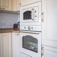 Manželé mají ve vintage stylu nejen nábytek, ale také spotřebiče. Tato trouba a mikrovlnka do celého interiéru krásně zapadají.