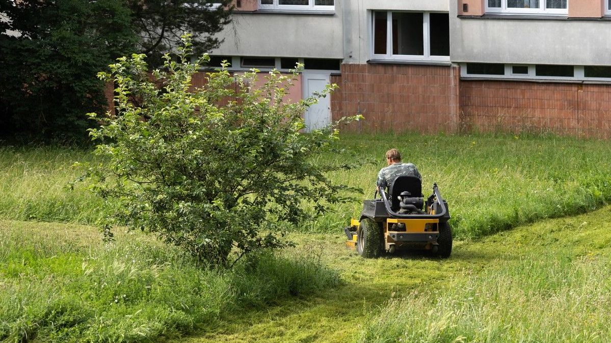 Opilý zahradník vyrazil na sekačce pro pivo. Chtěl prý doplnit zásoby
