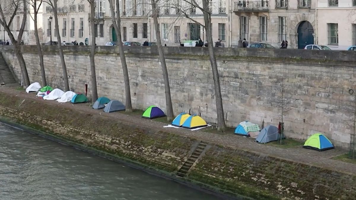Tábor 140 stanů. Afričtí migranti vystěhovaní z divadla v Paříži přesídlili na nábřeží Seiny