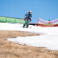 Krajina u Božího Daru se v den Kiwi cupu už pomalu měnila do jarní podoby. Kromě sjezdovek moc sněhu nebylo, teplota se pohybovala okolo 10 stupňů.