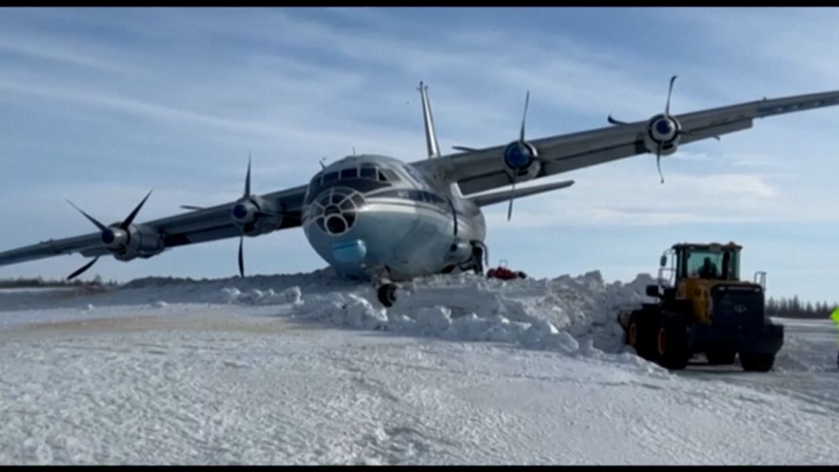 Antonov při nouzovém přistání na Sibiři sjel z ranveje a skončil ve sněhu