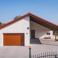 Kvůli sousedovi se zdržela stavba o rok a půl a dům manžele vyšel o tři čtvrtě milionu dráž.