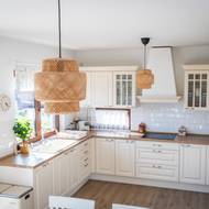 „Narazili jsme leda u lustrů. Manžel našel takový kovový a kytičkovaný. Ale já jsem chtěla něco, co by ladilo do toho dřevěného interiéru,“ vzpomíná majitelka.