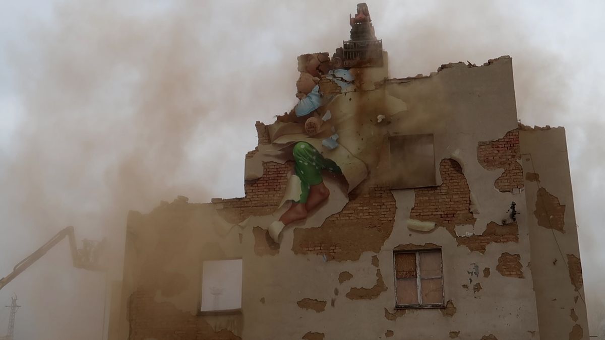Z ikonického plzeňského pavlačáku je hromadu sutin, už zmizel i známý mural