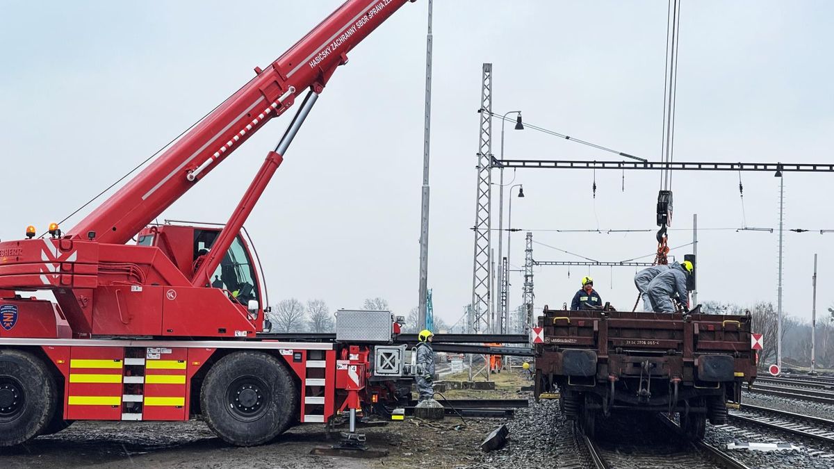 Sanaci po havárii vlaku s benzenem komplikuje déšť