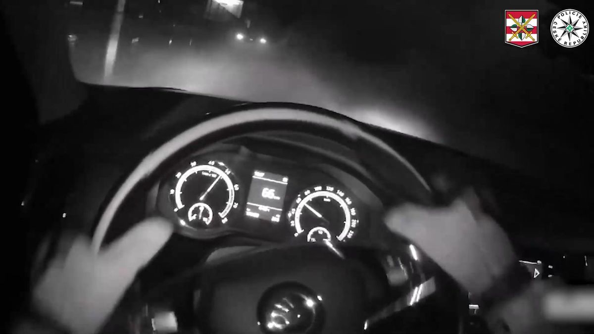 Zrak jako ostříž a namířená pistole. Zdrogovaný řidič neměl šanci policistům utéct