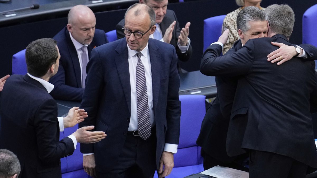 Němečtí poslanci odklepli biliony na obranu a investice