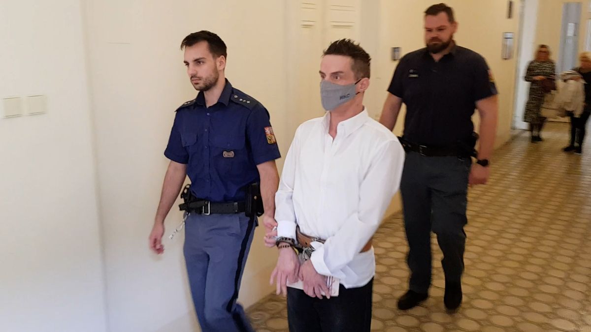 Pětaosmdesáti ranami nožem na chleba ubodal kamaráda. Dostal 17 let