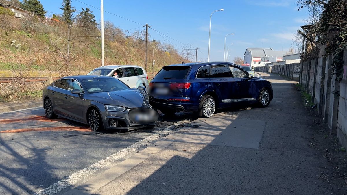 Dopravní kolaps po nehodě dvou aut v severní části Prahy, řidič utekl