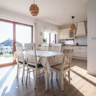 Na obývací pokoj navazuje prostorný jídelní stůl a následně kuchyně. 