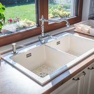 „Další věcí, kterou bych všem doporučila, je okno v kuchyni. Když myju nádobí, mám výhled přímo na zahradu,“ pochvaluje si majitelka.