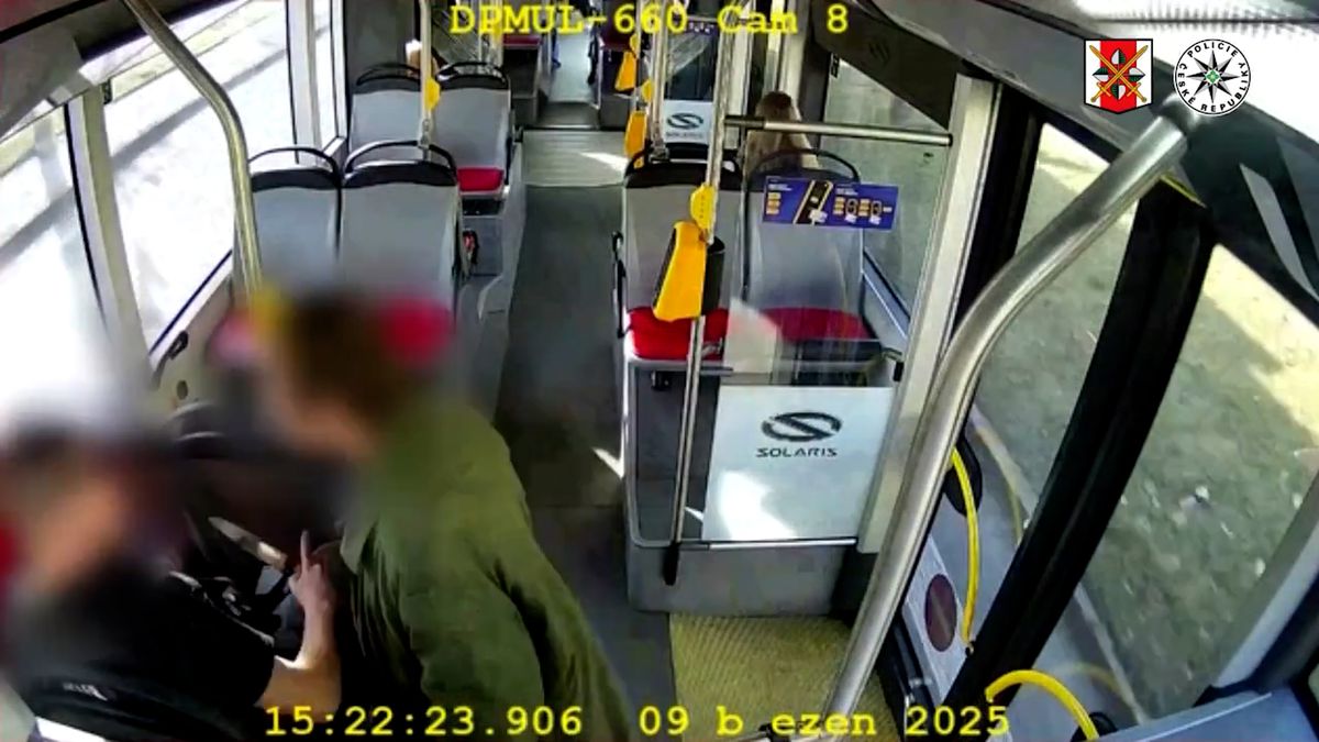 Muž se v trolejbusu v Ústí nad Labem postavil agresorovi s nožem. Zachytila to kamera
