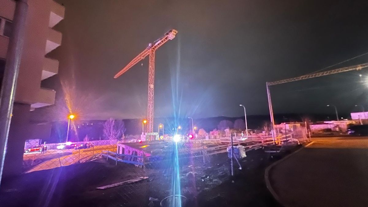 Jeřáb, který v Brně hrozil pádem, rozložili. A budou ho stavět znovu