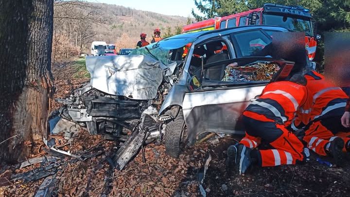 Nezvládnuté předjíždění stálo řidiče ze Zlínska život, narazil do stromu