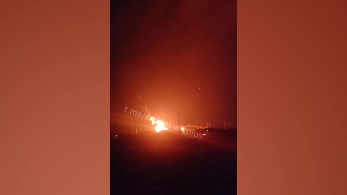 Po dronovém útoku hoří ropný sklad v Rusku