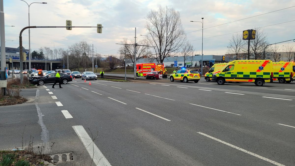 Ostravský taxikář vjel do křižovatky na červenou. Šest zraněných