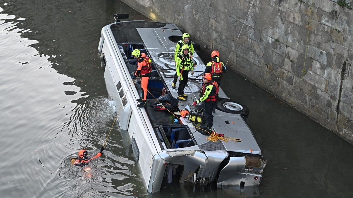 Autobus v Turíně spadl do řeky, řidič zemřel