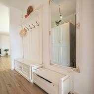 Po vstupu do domu se ocitneme v prostorné předsíni. Ta je zařízena tak, aby v člověku navodila tu správnou pohodu a vintage atmosféru.