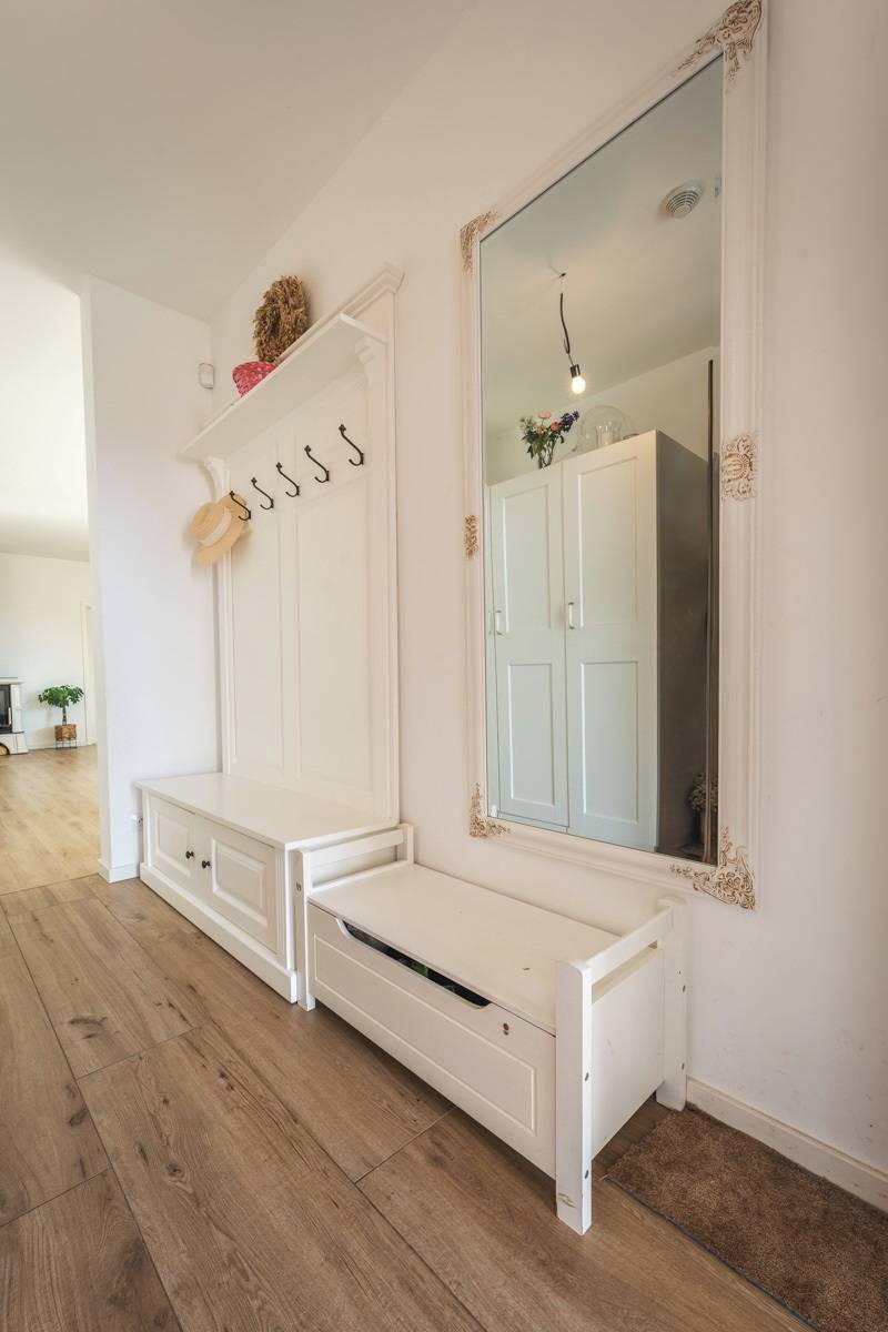 Po vstupu do domu se ocitneme v prostorné předsíni. Ta je zařízena tak, aby v člověku navodila tu správnou pohodu a vintage atmosféru.