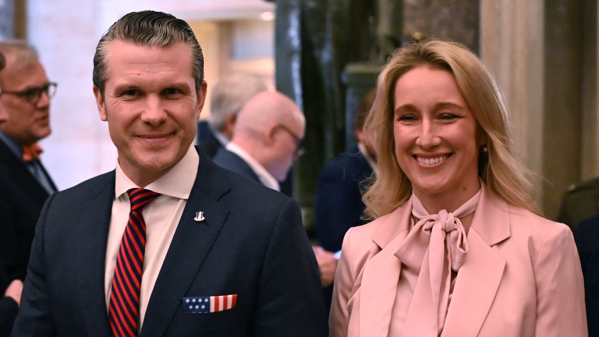 Další skandál v Pentagonu: Ministr obrany bral svou ženu na zpravodajsky citlivá jednání