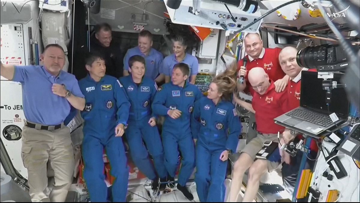 Zpátky na Zemi se má vrátit dvojice amerických astronautů, která uvázla na ISS