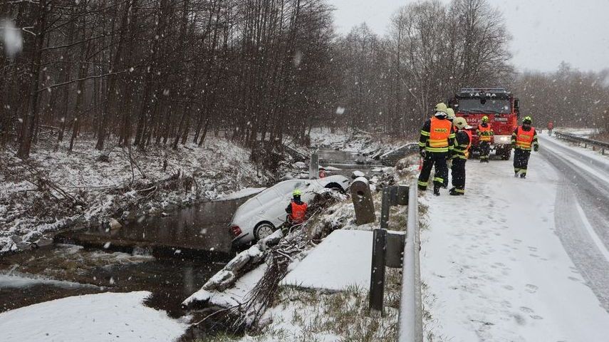 Řidička dostala na sněhu smyk a skončila i s autem v řece