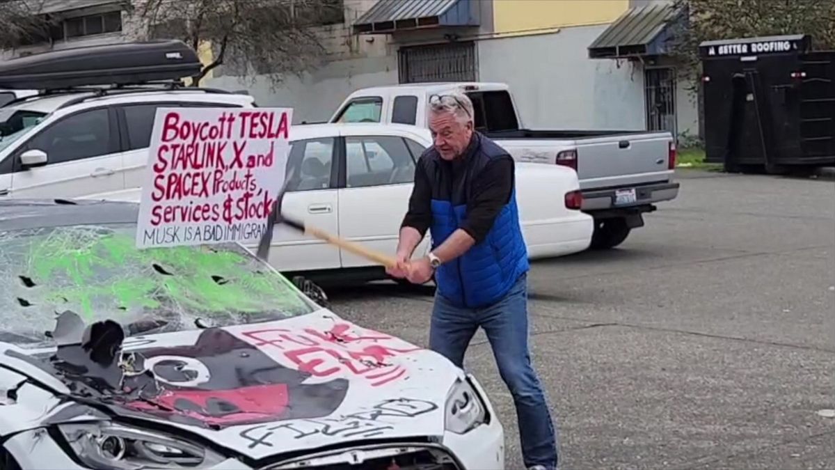 FOTO: Útoky na auta od Tesly se stupňují. Vandalové je zapalují a malují na ně hákové kříže