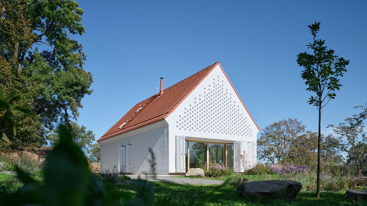 Děrovaný dům Oskar originálně spojuje baroko s minimalismem