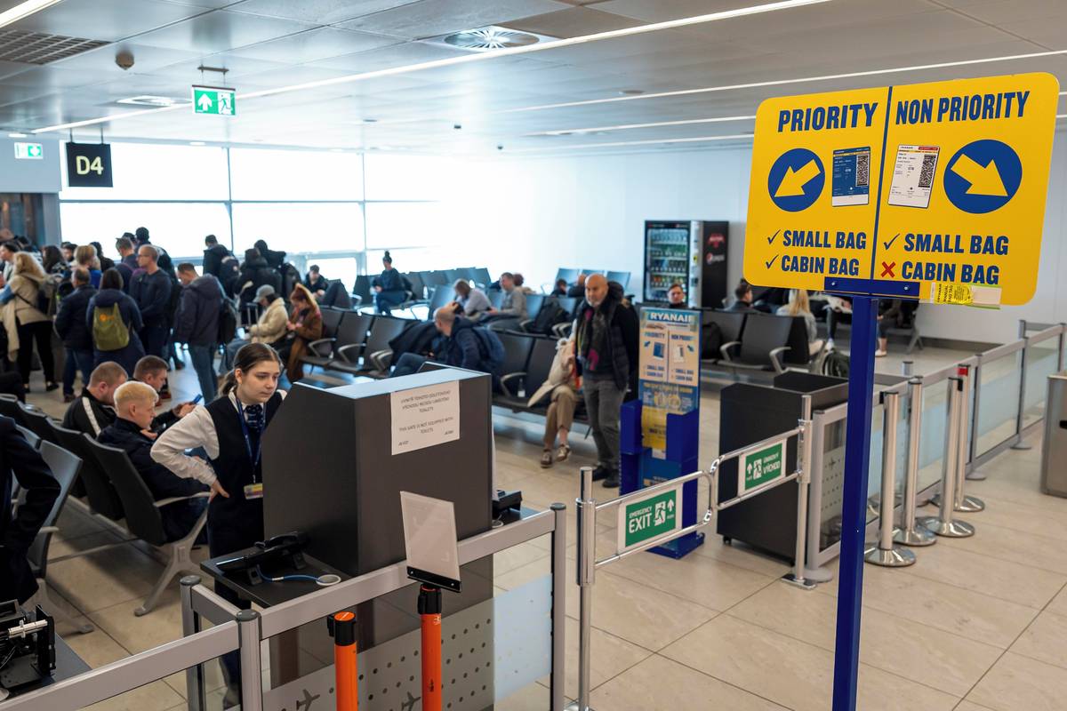 Cestující čekají v nově vybudované „ohrádce“ na pražském letišti. Takzvaný pre-boarding má urychlit nástup do letadla.