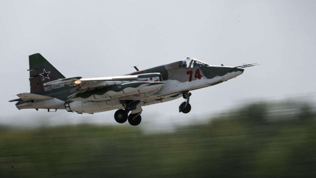 V Rusku se zřítil bitevní letoun Su-25