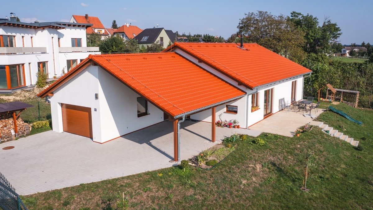 Dům ve vintage stylu si postavili ve VIP zóně. Jednoduchou úpravou dispozice ušetřili půl milionu
