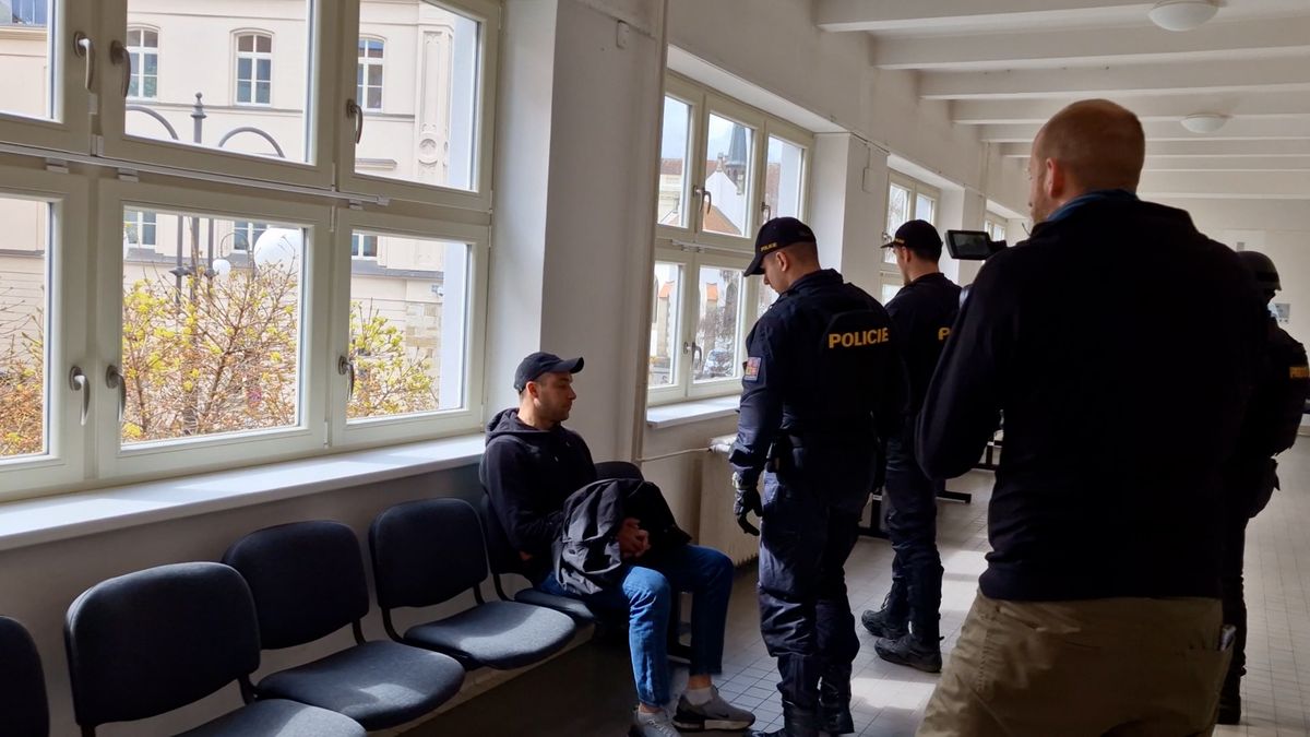 Soud uvalil vazbu na cizince podezřelé ze smrti kamaráda v centru Pardubic