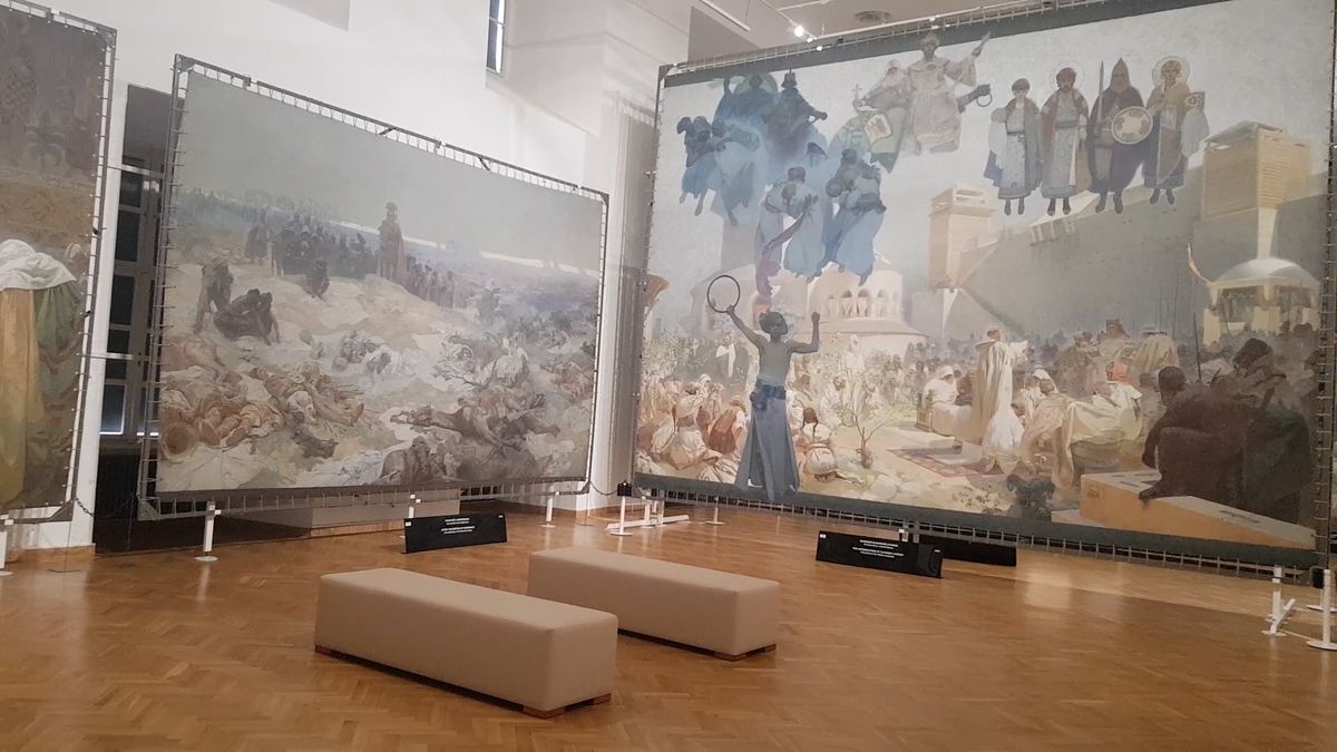 Krumlovský zámek zve k posezení před Muchovými plátny a na pohledy z věže