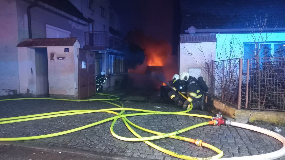 V Táboře hořela v noci dodávka s lahvemi acetylenu. Hasiči evakuovali 12 lidí z okolních domů