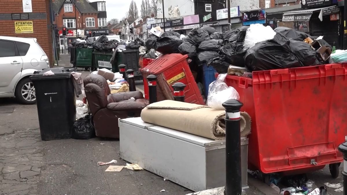 Birmingham se topí v odpadcích, popeláři stávkují