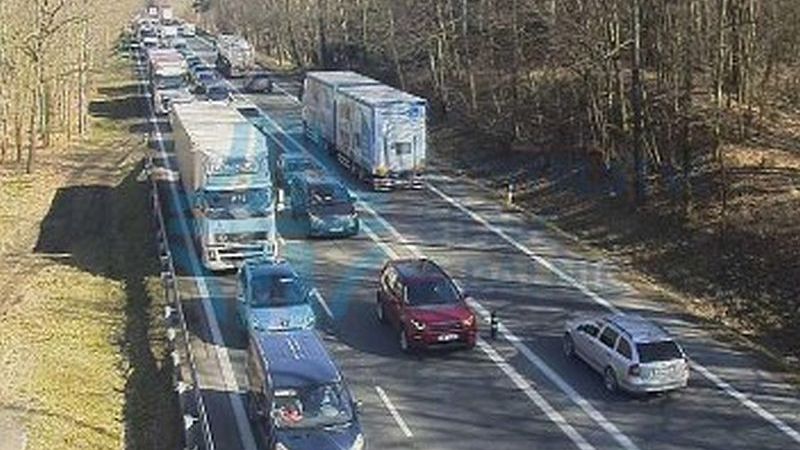 Řidiči dupali na brzdy kvůli srnám. Hromadná nehoda zastavila hlavní tah na Tábor