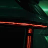 Detail zadního světla, které je výrazně protaženo do boků