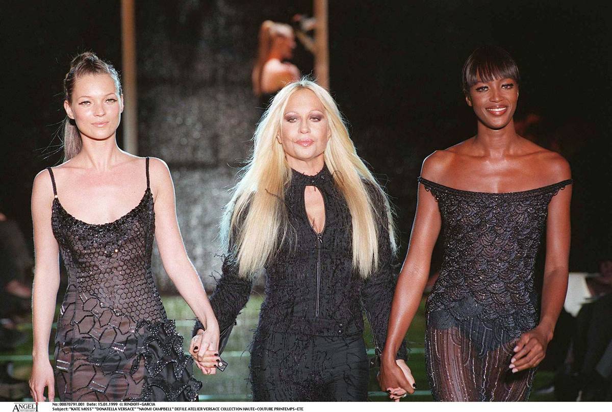 Donatella Versace v 90. letech po boku Kate Moss a Naomi Campbell
