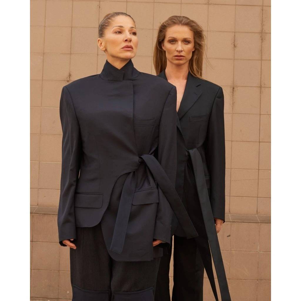 Upcyklované asymetrické sako na zavazování vyjde na 5400 Kč. Za zapůjčení na 4 dny na akci zaplatíte 1350 Kč.