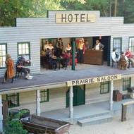 Součástí scény k Pokladu na Stříbrném jezeře je i Saloon.