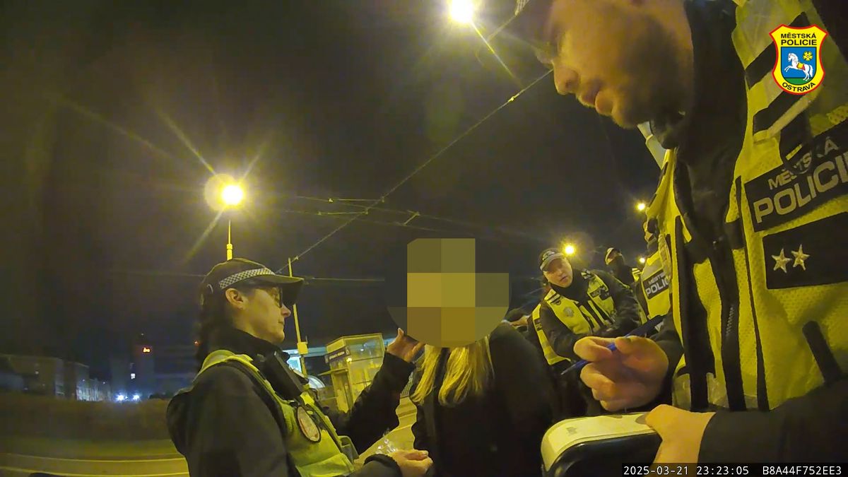 Strážníci testovali na Stodolní mladistvé na alkohol, víc než polovina neprošla