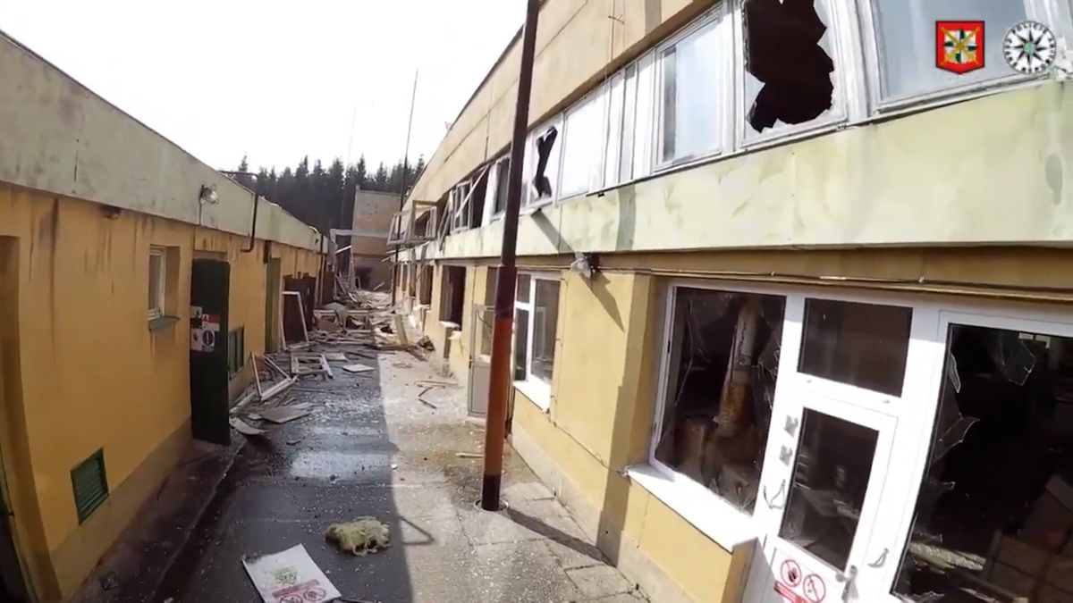 Vymlácená okna, poničená budova. Policie zveřejnila video po výbuchu u Poličky