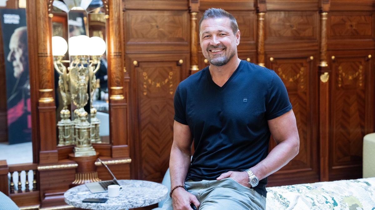 Soukromé lety a vlastní kuchaři jsou pro Hollywood standard, říká producent Petr Jákl