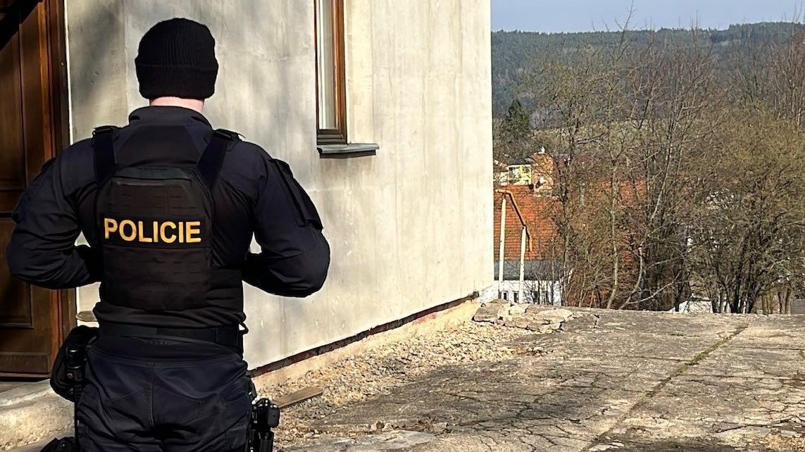 Žena s nožem překvapila spícího muže. Za pokus vraždy jí hrozí osmnáct let