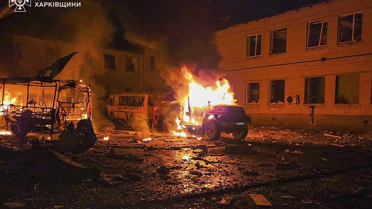 Ruské drony zaútočily na ukrajinské lyceum a pak i na hasiče, kteří ho hasili