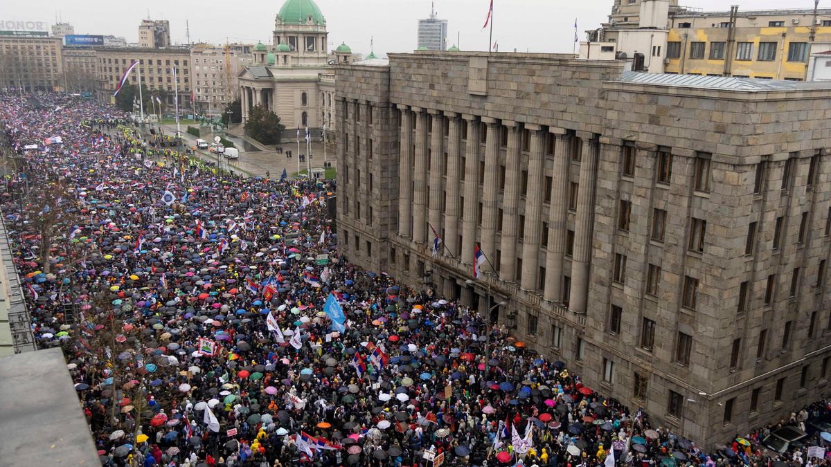 V Bělehradě protestují desítky tisíc lidí proti vládě, do davu vjel řidič