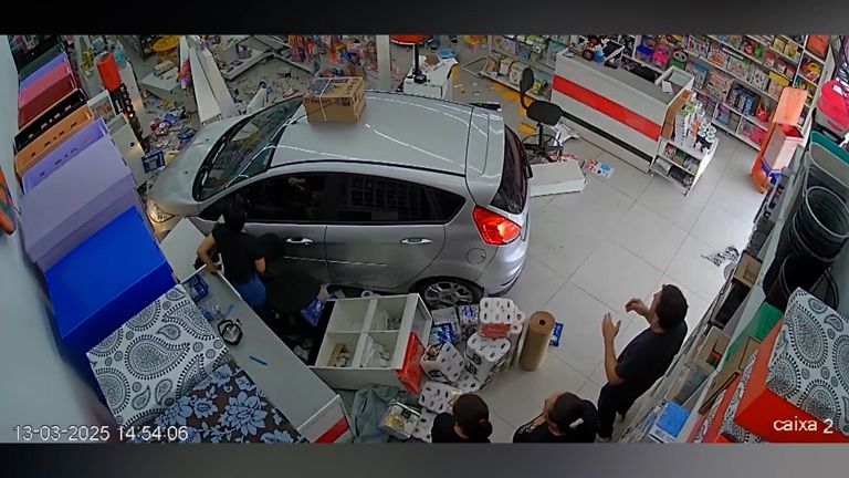 Auto vjelo do supermarketu a smetlo dvě pokladny. Incident zachytila bezpečnostní kamera
